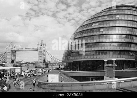 City Hall e Tower Bridge sulla South Bank del Tamigi nel centro di Londra, Regno Unito Foto Stock