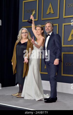 Carol Dyinger, Elena Andreicheva (miglior cortometraggio documentario 'imparare a Skateboard in a Warzone') e Mark Ruffalo nella sala stampa dei Premi annuali della Accademia 2020 / 92nd all'Hollywood & Highland Center. Los Angeles, 9 febbraio 2020 | utilizzo in tutto il mondo Foto Stock