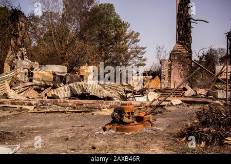 Rovine di casa bruciate durante gli incendi di macchia in Australia Foto Stock