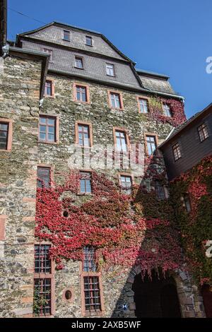 Gut erhaltene Festung an der Lahn Foto Stock