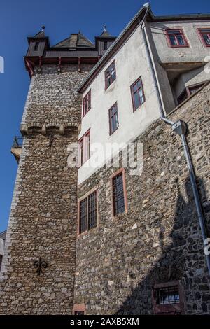 Gut erhaltene Festung an der Lahn Foto Stock