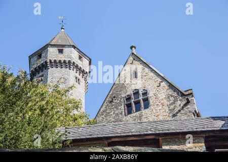 Gut erhaltene Festung an der Lahn Foto Stock