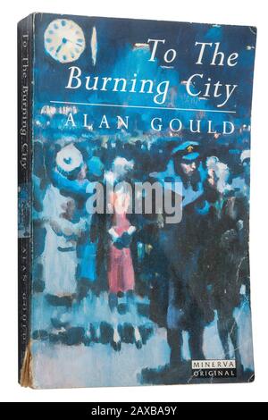 Al Burning City, un romanzo di Alan Gould, libro cartaceo Foto Stock