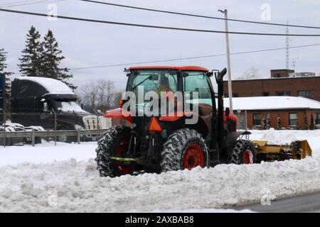 Scava dopo Blizzard in piccola città Foto Stock