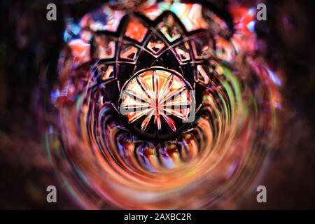 Luminoso e colorato arcobaleno colorato e festoso sfondo astratto con un modello mandala come forma nel mezzo Foto Stock