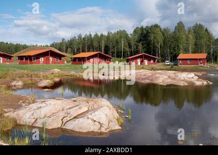 Chalet per vacanze sul lago dipinti di rosso al Kosta Lodge Foto Stock