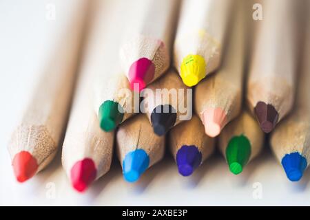 Le matite colorate macro possono essere utilizzate come sfondo bianco Foto Stock