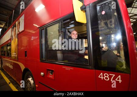 Il Cancelliere dello scacchiere Sajid Javid si trova nel posto di guida di un autobus mentre parla con un autista durante una visita al Birmingham Central Bus Garage. Foto Stock