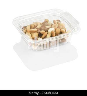 biscotti al cioccolato a forma di funghi in una scatola trasparente isolata su sfondo bianco con percorso di ritaglio Foto Stock