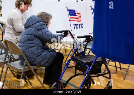 Nashua, Stati Uniti. 11th Feb, 2020. Nashua, residenti nel New Hampshire, ha votato per la prima elementare presidenziale nazionale presso La Broad Street Elementary School di Nashua, New Hampshire, martedì 11 febbraio 2020. Il New Hampshire oggi detiene la prima priorità presidenziale della nazione. Foto di Matthew Healey/UPI Credit: UPI/Alamy Live News Foto Stock