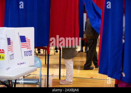 Nashua, Stati Uniti. 11th Feb, 2020. Nashua, residenti nel New Hampshire, ha votato per la prima elementare presidenziale nazionale presso La Broad Street Elementary School di Nashua, New Hampshire, martedì 11 febbraio 2020. Il New Hampshire oggi detiene la prima priorità presidenziale della nazione. Foto di Matthew Healey/UPI Credit: UPI/Alamy Live News Foto Stock