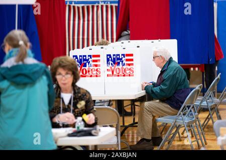 Nashua, Stati Uniti. 11th Feb, 2020. Nashua, residenti nel New Hampshire, ha votato per la prima elementare presidenziale nazionale presso La Broad Street Elementary School di Nashua, New Hampshire, martedì 11 febbraio 2020. Il New Hampshire oggi detiene la prima priorità presidenziale della nazione. Foto di Matthew Healey/UPI Credit: UPI/Alamy Live News Foto Stock