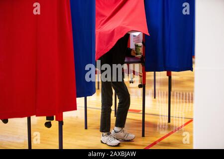 Nashua, Stati Uniti. 11th Feb, 2020. Nashua, residenti nel New Hampshire, ha votato per la prima elementare presidenziale nazionale presso La Broad Street Elementary School di Nashua, New Hampshire, martedì 11 febbraio 2020. Il New Hampshire oggi detiene la prima priorità presidenziale della nazione. Foto di Matthew Healey/UPI Credit: UPI/Alamy Live News Foto Stock