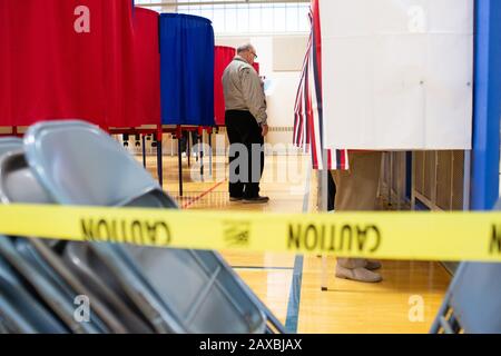 Nashua, Stati Uniti. 11th Feb, 2020. Nashua, residenti nel New Hampshire, ha votato per la prima elementare presidenziale nazionale presso La Broad Street Elementary School di Nashua, New Hampshire, martedì 11 febbraio 2020. Il New Hampshire oggi detiene la prima priorità presidenziale della nazione. Foto di Matthew Healey/UPI Credit: UPI/Alamy Live News Foto Stock