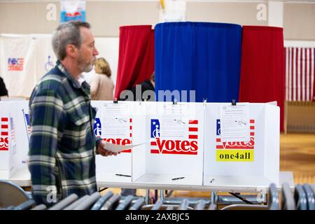 Nashua, Stati Uniti. 11th Feb, 2020. Nashua, residenti nel New Hampshire, ha votato per la prima elementare presidenziale nazionale presso La Broad Street Elementary School di Nashua, New Hampshire, martedì 11 febbraio 2020. Il New Hampshire oggi detiene la prima priorità presidenziale della nazione. Foto di Matthew Healey/UPI Credit: UPI/Alamy Live News Foto Stock