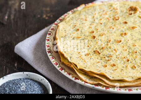 crepes di seme di papavero (blinis). frittelle con semi di papavero Foto Stock