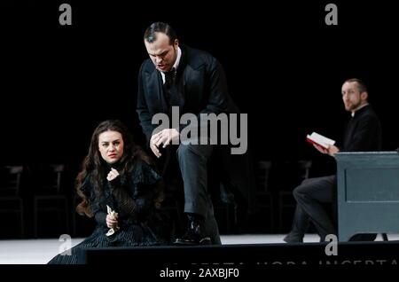 Venera Gimadieva, Aleksey Isaev E Georg Zeppenfeld Als Lucia, Enrico E Raimondo A Gaetano Donizettis Oper 'Lucia Di Lammermoor', Musikalische Lei Foto Stock