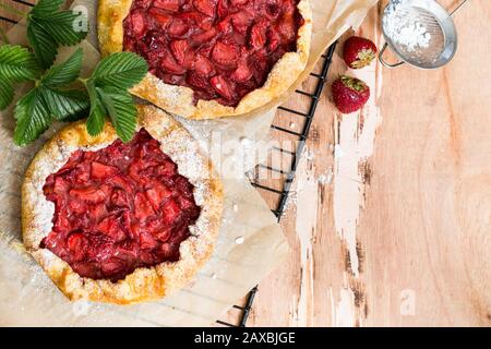 Fragola galette, in casa di prodotti da forno, pasticceria e dessert estivo/ Foto Stock