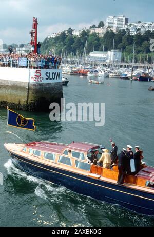 HM Queen Elizabeth II e HRH Prince Philip visitano Torquay Harbour a bordo di un lancio da HMY Britannia, Inghilterra Luglio 1988 Foto Stock