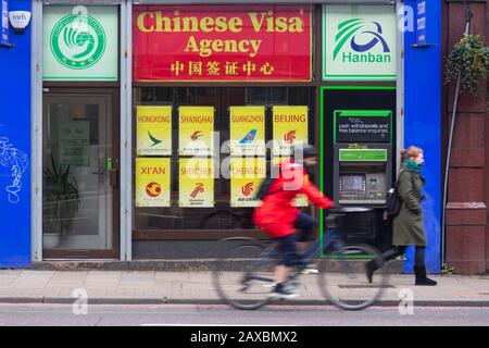 Londra, Regno Unito. 11th Feb, 2020. I pedoni passano davanti a un'agenzia cinese di visti a Londra. L'Ufficio degli esteri e del Commonwealth del Regno Unito (FCO) consiglia contro tutti i viaggi nella provincia di Hubei a causa dell'epidemia di coronavirus in corso. L'FCO consiglia di viaggiare per il resto della Cina continentale (esclusi Hong Kong e Macao) senza alcun requisito. Credito: Thamesfleet/Alamy Live News Foto Stock