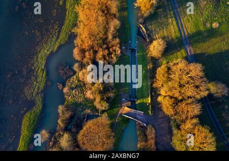Blocco dall'alto con drone su Oxford Canal, Oxfordshire Foto Stock