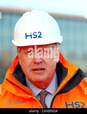 Il primo Ministro Boris Johnson durante una visita alla stazione ferroviaria di Curzon Street a Birmingham, dove è in corso la costruzione del progetto ferroviario HS2. Foto Stock