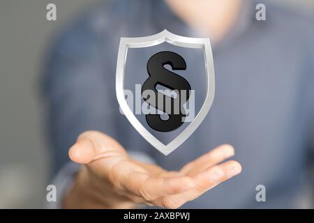 Persona che mostra una proiezione virtuale di una legge di paragrafo digitale simbolo Foto Stock