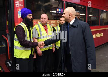 Il Cancelliere dello scacchiere Sajid Janid incontra gli autisti degli autobus durante una visita al Garage centrale degli autobus di Birmingham. Foto Stock