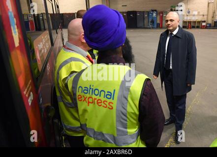 Il Cancelliere dello scacchiere Sajid Janid incontra gli autisti degli autobus durante una visita al Garage centrale degli autobus di Birmingham. Foto Stock