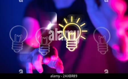 Uomo d'affari che mostra luci illuminate idea - concetto di successo aziendale Foto Stock