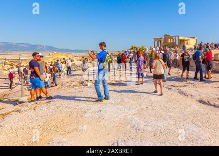 Atene, Grecia - 14 ottobre 2016: I turisti che scattano foto vicino alle rovine del tempio nell'Acropoli Foto Stock
