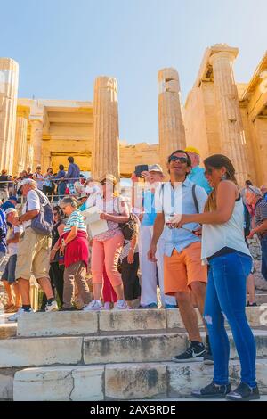 Atene, Grecia - 14 ottobre 2016: Turisti vicino all'Acropoli di Atene, rovine sullo sfondo Foto Stock