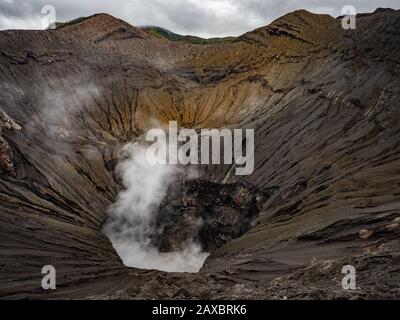 Monte Bromo Vulcano all'interno del cratere vista su Java indonesia Foto Stock