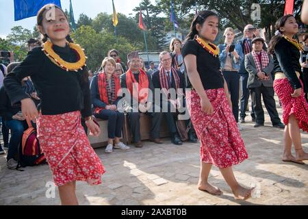 Kathmandu, Nepal. 03rd Feb, 2020. First Lady Elke Büdenbender, moglie del presidente federale tedesco, guarda le ragazze che ballano con Chiri Babu Maharjan, sindaco di Kathmandu, in un programma sostenuto dall’UNICEF e guidato dai bambini per combattere il colera. Circa cinque anni dopo il grave terremoto in Nepal, Büdenbender viaggia verso il paese himalayano come patrona dell'Unicef. Credito: Sina Schuldt/Dpa/Alamy Live News Foto Stock