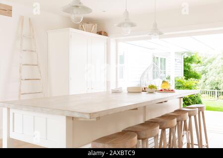 Home vetrina cucina con isola e sgabelli in legno Foto stock - Alamy