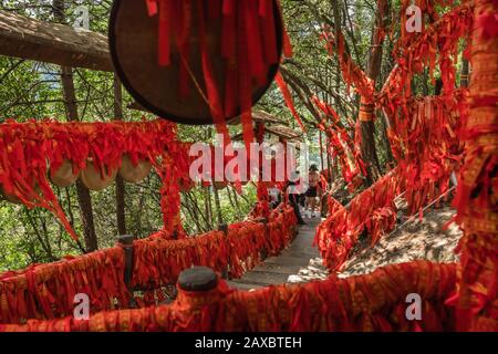 Zhangjiajie, Cina - Agosto 2019 : nastri rossi legati alle barriere lungo il percorso a piedi nelle montagne di Tianzi nel parco nazionale Zhangjiajie che è un Foto Stock