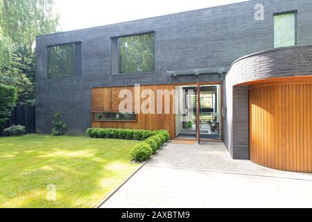 Esterno in casa moderna con mattoni e legno Foto Stock