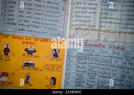 Nepal. 04th Feb, 2020. I manifesti sono appesi in un centro di salute che è stato ricostruito dopo il terremoto. Circa cinque anni dopo il grave terremoto in Nepal, Büdenbender viaggia verso il paese himalayano come patrona dell'Unicef. Credito: Sina Schuldt/Dpa/Alamy Live News Foto Stock