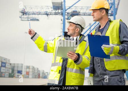 Collega e manager che parla presso il cantiere navale Foto Stock