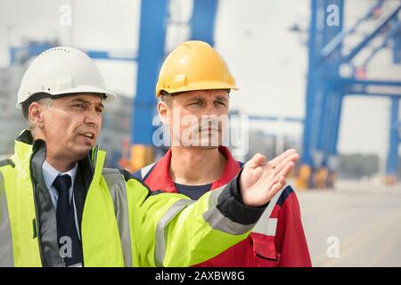 Collega e manager che parla presso il cantiere navale Foto Stock