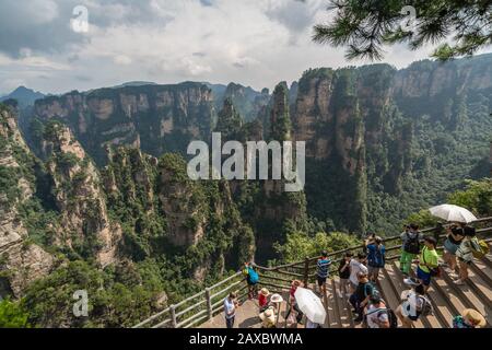 Zhangjiajie, Cina - Agosto 2019 : I Turisti che scattano le foto sui telefoni cellulari sull'Incantevole punto panoramico della terrazza, Avatar montagne parco naturale Foto Stock