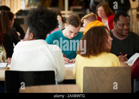 Gli studenti universitari che studiano in aula Foto Stock