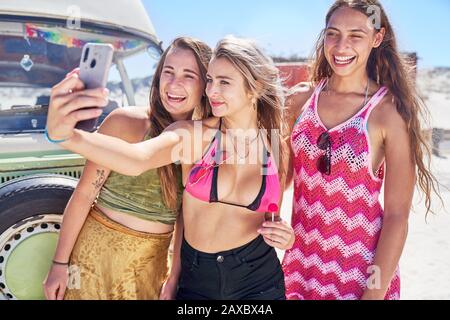 Spensierate giovani donne amici prendere selfie con fotocamera telefono Foto Stock