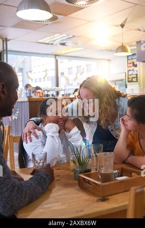 Mentore e giovani donne con sindrome Di Down parlando in caffetteria Foto Stock