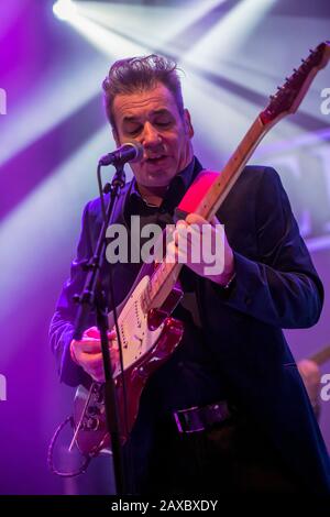 Eddie Lundon, chitarrista e cantante con la band China Crisis, suonando sul palco durante un concerto dal vivo Foto Stock