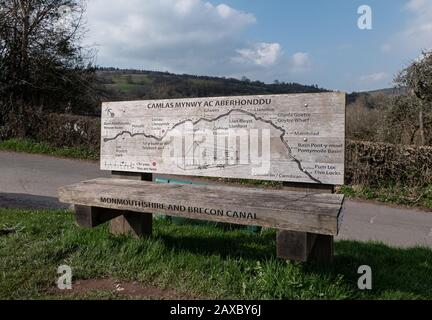 Una mappa del Monmouth e Brecon Canal inciso sullo schienale di un rustico sedile in legno. Monmouthshire, Galles, Regno Unito. Foto Stock