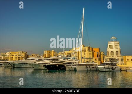 Yacht a motore di lusso al tramonto ancorato nel nuovo Marina, el Gouna, Egitto, 16 gennaio 2020 Foto Stock