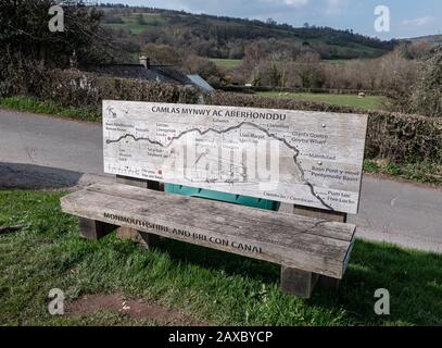 Una mappa del Monmouth e Brecon Canal inciso sullo schienale di un rustico sedile in legno. Monmouthshire, Galles, Regno Unito. Foto Stock