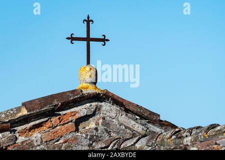 Piccola croce in ferro sul tetto di una piccola cappella (Torcello, Italia) Foto Stock