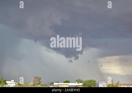 Un nube di imbuto di tornado molto raro sopra l'Arizona di Tonopah. Nel 2010. Ci sono solo 4 a 5 tornado in Arizona un anno a causa del terreno montuoso Foto Stock